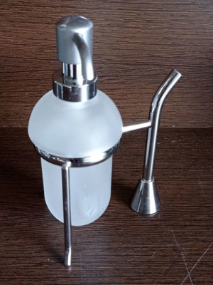 Επικαθήμενος διανομέας σαπουνιού καινούργιος, επιχρωμιομένος ορείχαλκος και γυαλί