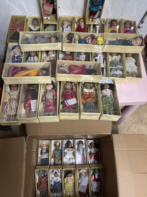 Collection of 39 porcelain dolls “Dolls of the World” new