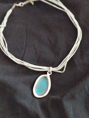 Short necklace with turquoise stone like new by Vintage Atelier