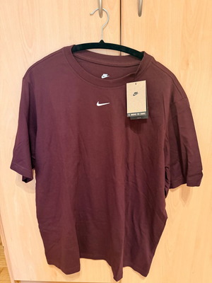 Nike women's tee new, burgundy color, size L