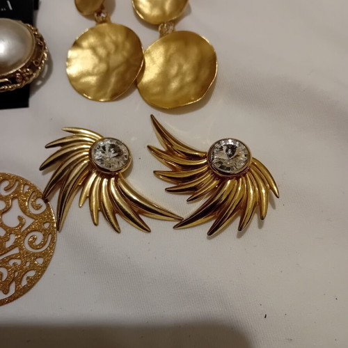 Earrings vintage pack of four pairs like new