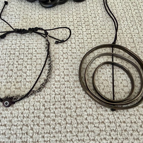 Jewelry set like new, 4 bracelets, 1 necklace, 1 glasses chain black and silver