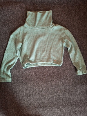 Enzzo knitted crop top shirt size Small like new green