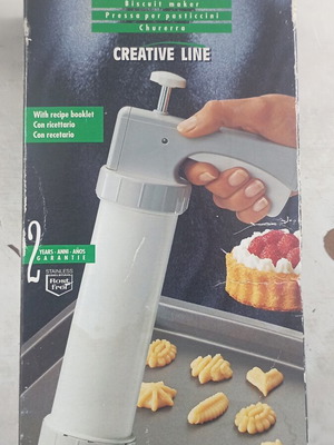 Leifheit Creative Line Biscuit Maker manual pastry tool