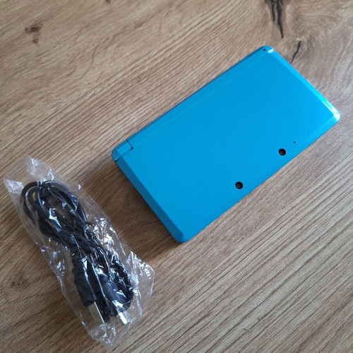 Nintendo 3DS Coral Blue like new with original stylus and USB cable
