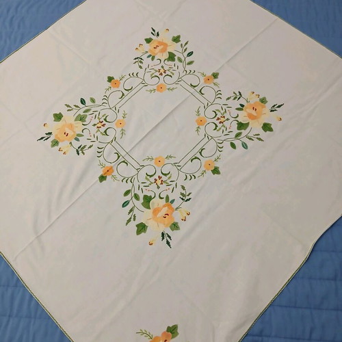 Vintage machine embroidered tablecloth like new, 80×80 cm