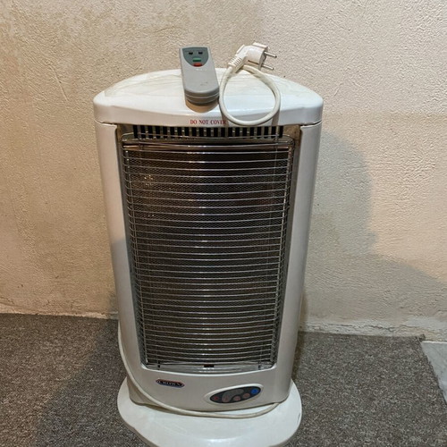 Crown halogen heater 1600 Watt like new with remote and rotation