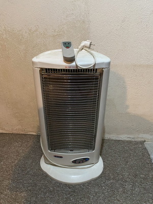 Crown halogen heater 1600 Watt like new with remote and rotation