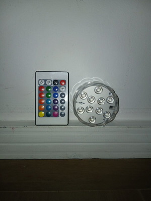 Round LED light with remote control, battery operated, multicolor