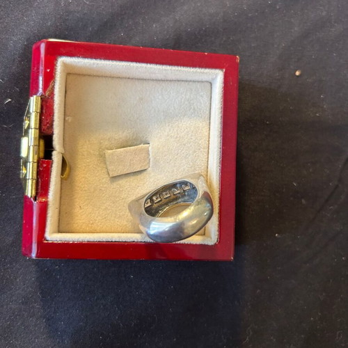 Silver 925 ring with white stones like new