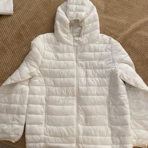 Pull & Bear puffer jacket with hood like new, size L, white