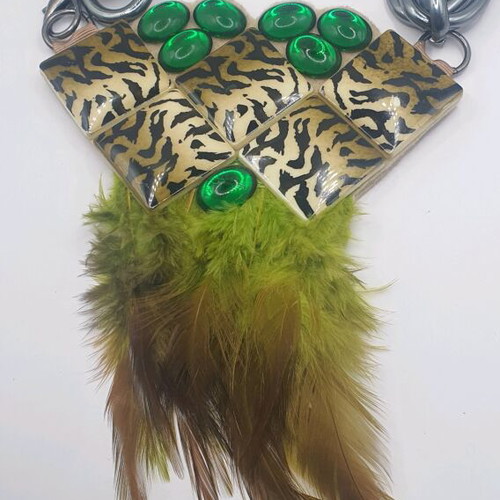 Necklace like new with feathers and green details