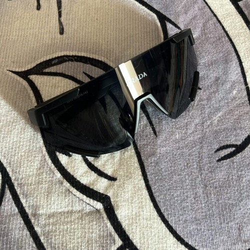 Prada sunglasses very good condition, black