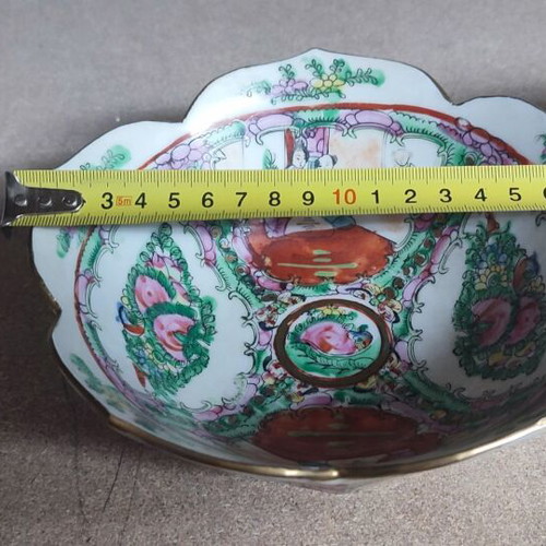 Vintage Chinese Rose Medallion Set with 17cm Bowl and 22.5cm Plate like new