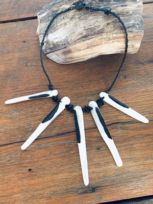 Necklace made of natural shell, like new, black and white