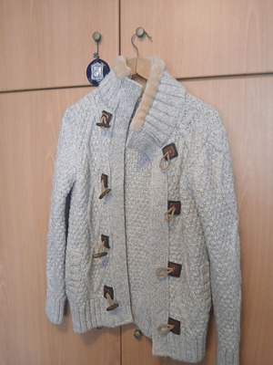 Ζακέτα χοντρή σαν καινούργιο με ιδιαίτερα κουμπιά κρεμ XL