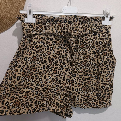 Stradivarius leopard print shorts like new with belt and elastic