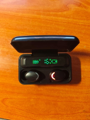 Bluetooth earbuds like new with charging case and stereo sound