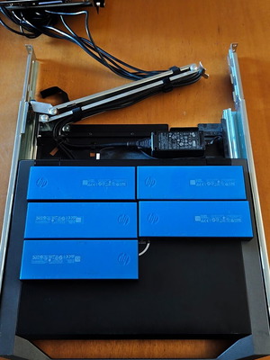 Dell 1081AD διακόπτης KVM με 4 HP USB-C σταθμούς σύνδεσης και κονσόλα rack