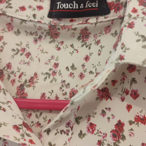 Small elastic fitted short-sleeve shirt with red rose design, like new