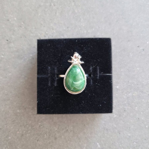 Ring with green iridescent stone new