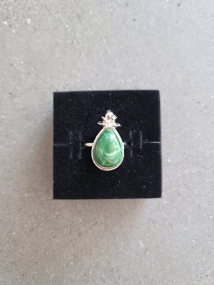Ring with green iridescent stone new