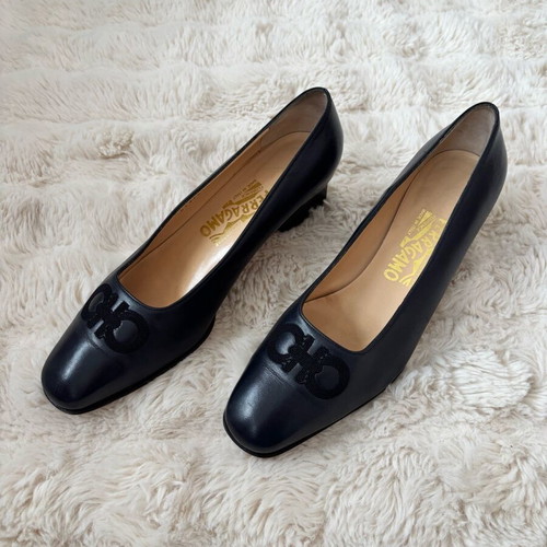 Salvatore Ferragamo Gancini Pumps Navy Size 39 C Like New