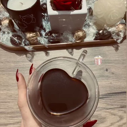 Heart-shaped mug set like new