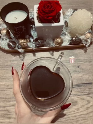 Heart-shaped mug set like new