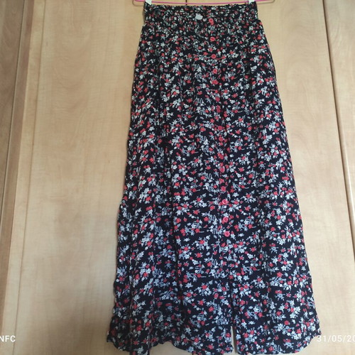 Attrattivo women's skirt like new, size medium, soft fabric, buttoned front