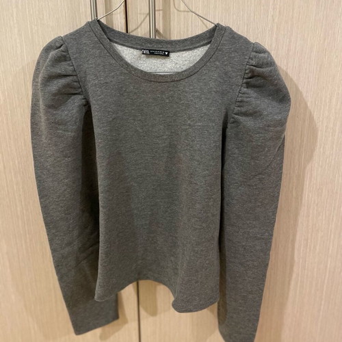Gray sweatshirt with bold shoulders