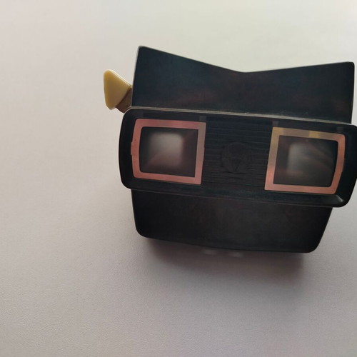 Bakelite View Master used with small crack