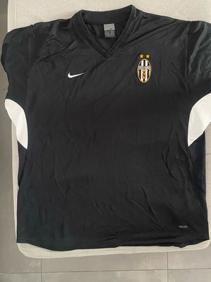 Juventus Authentic Training Shirt like new, size large fitting XL