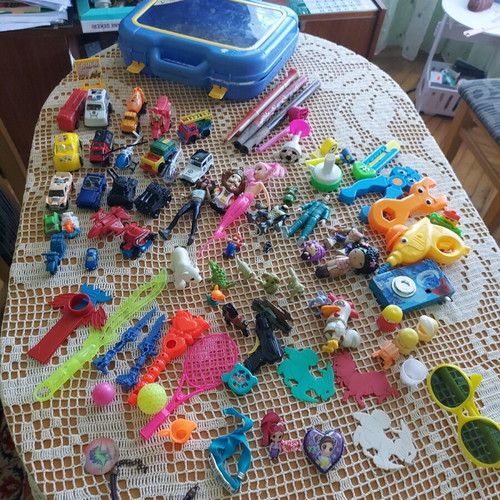 Children's toys used, set of 84 pieces with plastic box