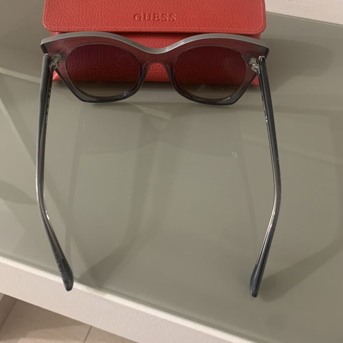 Guess GU7525 cat-eye sunglasses with dark frame and gradient lenses
