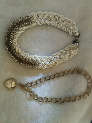 Necklaces like new, pack of two in gold and white