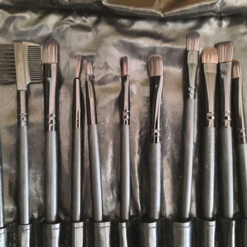 Makeup brush set like new, 16 pieces with case