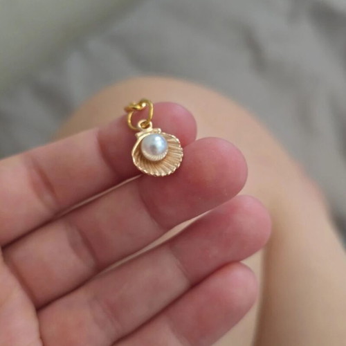 Gold oyster and pearl keychain