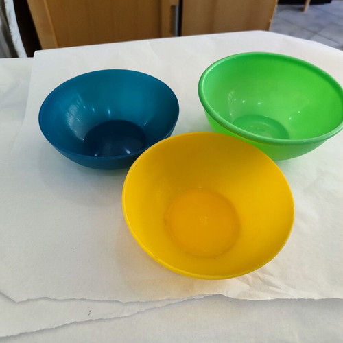 Set of 3 plastic bowls used