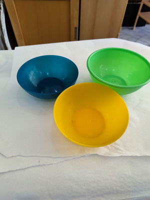 Set of 3 plastic bowls used