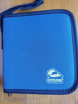 Cyclon 8 CD/DVD case like new, fabric plastic material