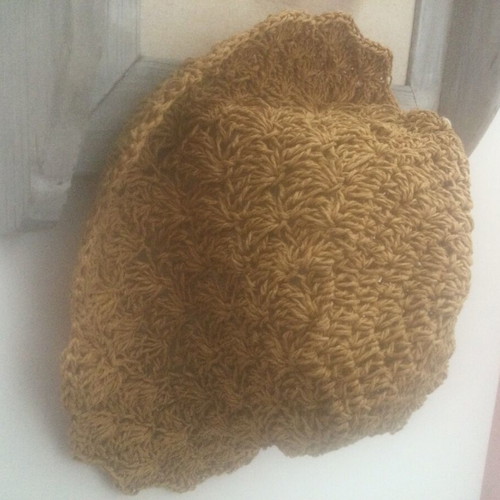 Knitted handmade hat with natural color yarn, size M