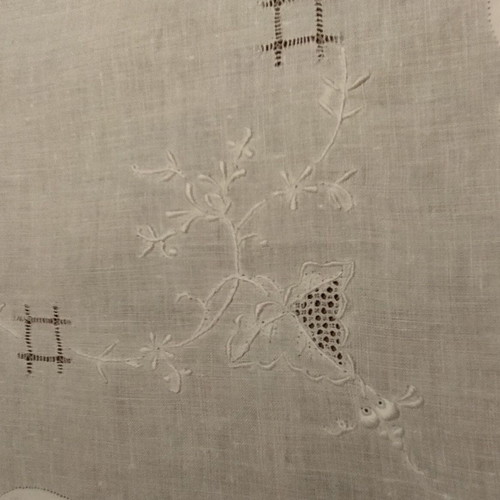 Embroidered square like new, dimensions 83x83