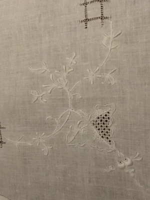 Embroidered square like new, dimensions 83x83