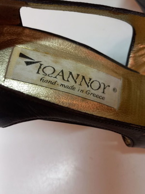Γυναικείες δερμάτινες γόβες Ιωάννου μαύρες μέγεθος 36 μεταχειρισμένες, τακούνι 7 πόντοι