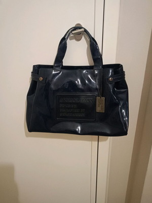 Armani Jeans λουστρίνι τσάντα χειρός σε μαύρο