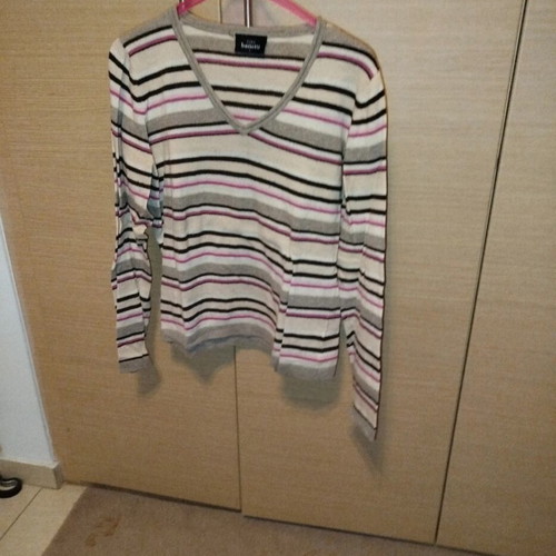 Benotti V-neck pullover like new, size large, black and beige