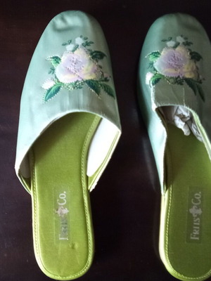 Women's floral style pasoumaki size 37 like new, light green