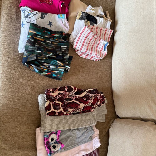 Children's clothing pack used, ages 3-5, 21 pants and 28 tops