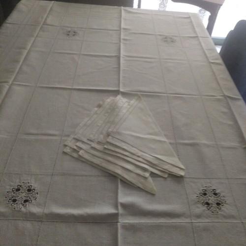 Handmade tablecloth with 6 food napkins, vintage